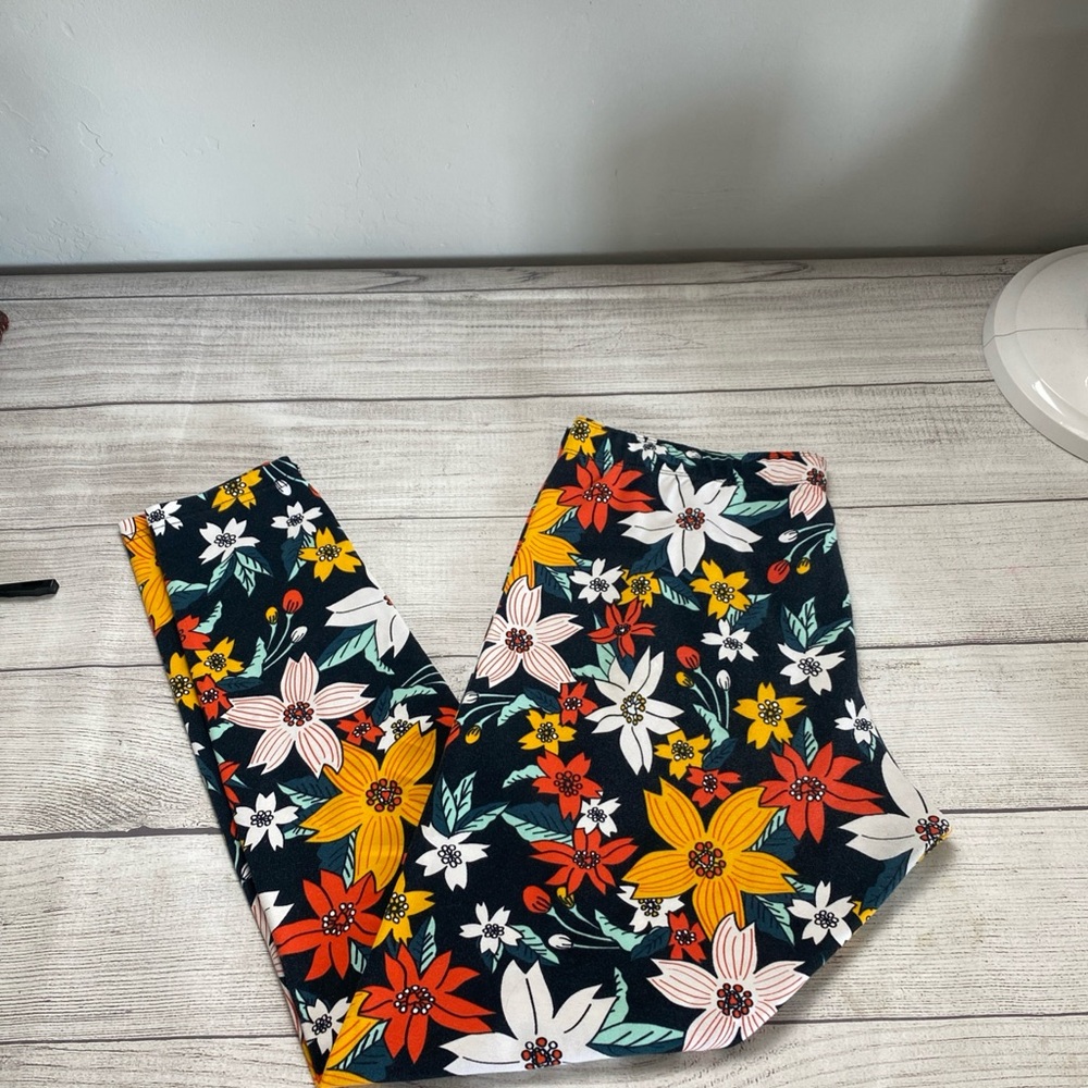 Nike women’s Floral workout Leggings - blue , Red, orange, yellow White floral